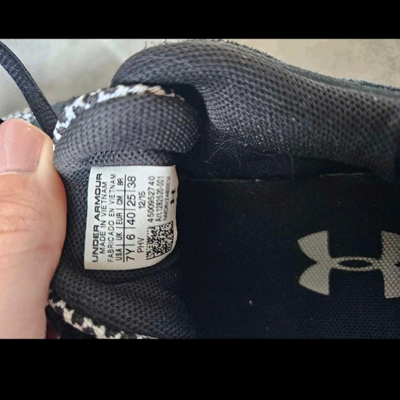 Under Armour Sneakers - Size 7 - Picture 2 of 2